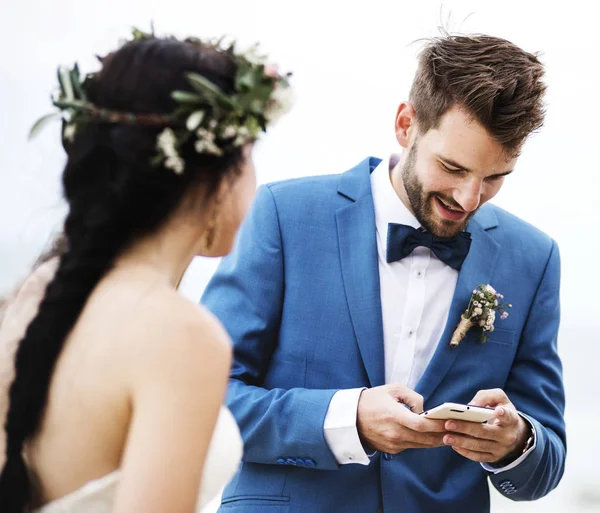 Наречений Перевіряє Свій Телефон Церемонії Весілля Пляжі — стокове фото