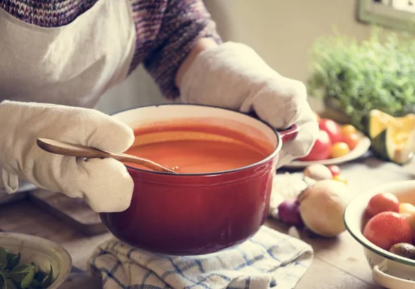 Uma Dona Casa Cozinhar Molho Tomate Fotografia Alimentos Receita Ideia — Fotografia de Stock