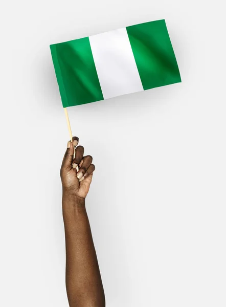 Person Schwenkt Die Fahne Der Föderalen Republik Nigeria — Stockfoto