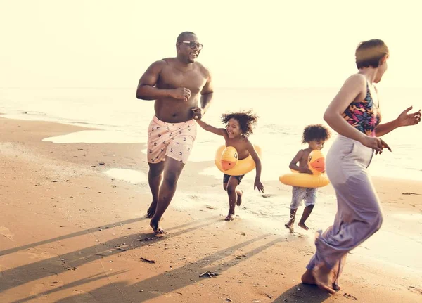 Familie Spielt Zusammen Strand — Stockfoto