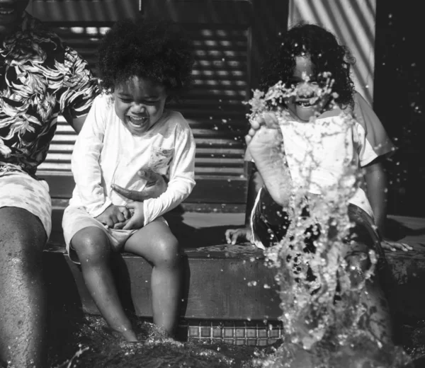 Niños Salpicando Una Piscina —  Fotos de Stock