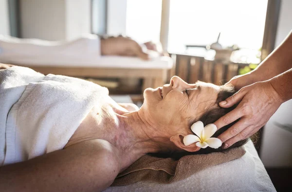 Bir Spa'da masaj masaj terapisti