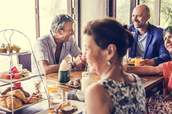 Arkadaşlar bir otelde kahvaltı