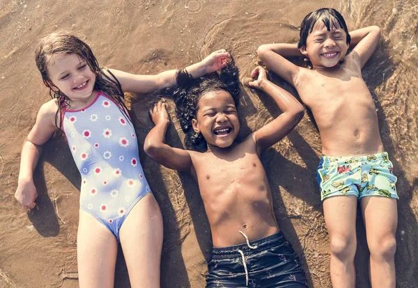 Діти Розважаються Пляжі — стокове фото
