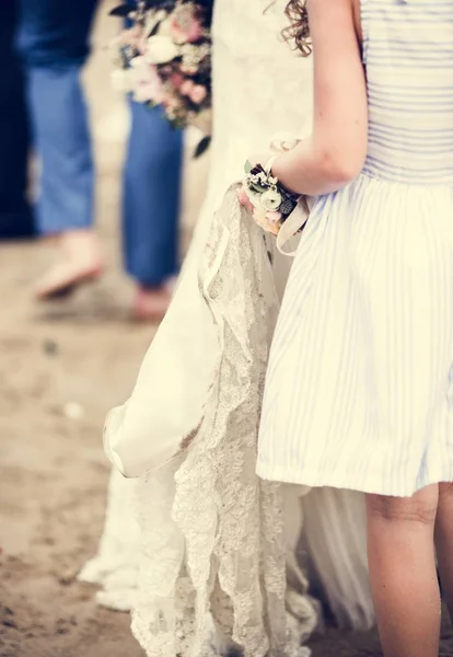 Bloemenmeisje Holding Bruids Trouwjurk — Stockfoto