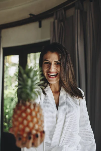 Frau Bademantel Mit Ananas — Stockfoto