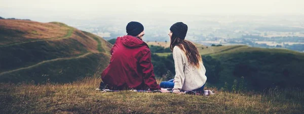 Pareja Aventurera Disfrutando Del Aire Libre — Foto de Stock