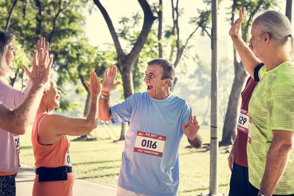 Feliz Velho Esportivo Pessoas Dando Alta Cinco Parque — Fotografia de Stock