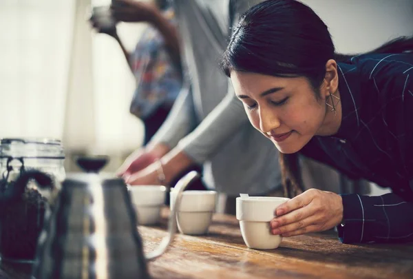 Mujer Oliendo Aroma Una Taza Café — Foto de Stock