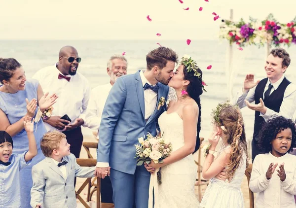 Genç çift düğün resepsiyonunda öpüşme