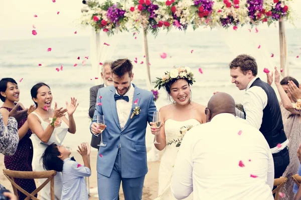 Recém Casados Alegres Cerimónia Casamento Praia — Fotografia de Stock