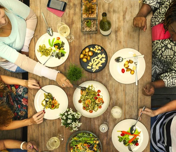 Amigos Compartilhando Almoço Verão — Fotografia de Stock