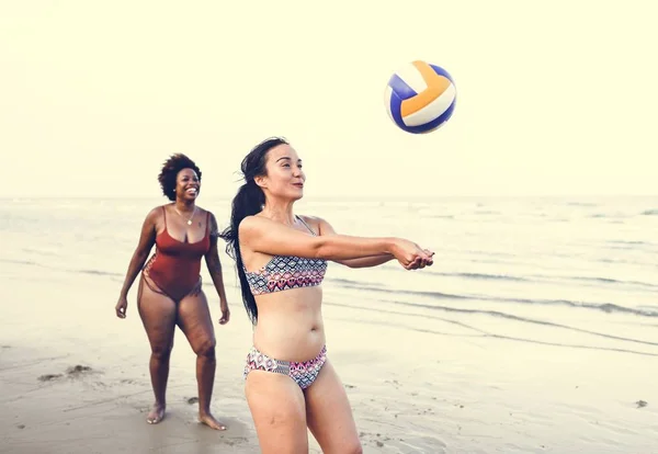 Vänner Spelar Volleyboll Stranden — Stockfoto