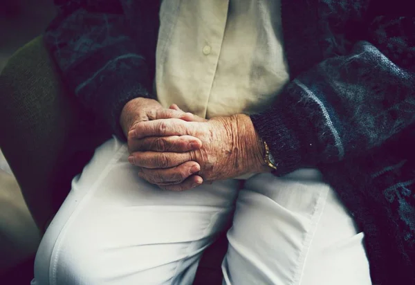 Starszy Człowiek Ściskając Ręce Kolanach — Zdjęcie stockowe
