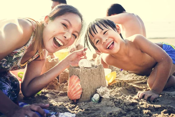 Asiatische Familie Spielen Strand — Stockfoto
