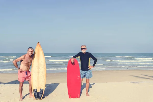 Surfers Ładnej Plaży — Zdjęcie stockowe