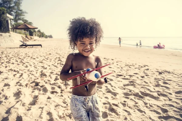 Liten Unge Spelar Stranden — Stockfoto