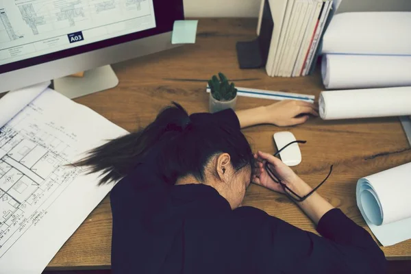 Trabalhador Escritório Dormindo Mesa — Fotografia de Stock