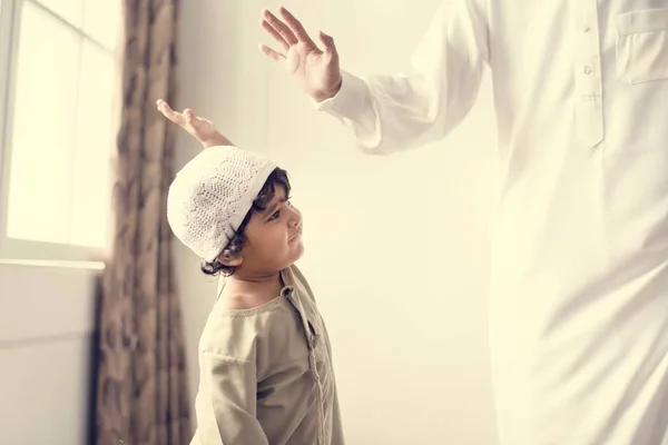 Muslim Anak Memberikan Tinggi Lima — Stok Foto