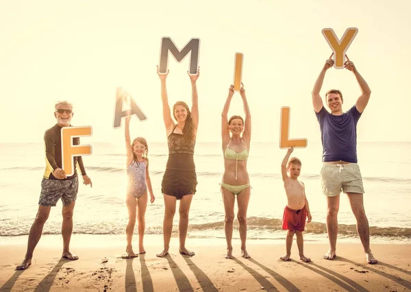 Rodina Drží Dopisy Pláži — Stock fotografie