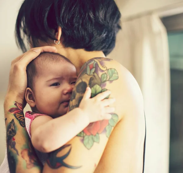 Tatuado Pai Cuidando Sua Filha Bebê — Fotografia de Stock