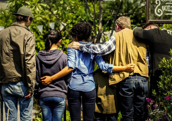 Gruppe Von Menschen Die Sich Gegenseitig Den Rücken Stärken — Stockfoto