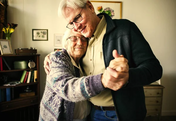 Senior Par Have Det Sjovt Danse Hjemme Rummet - Stock-foto