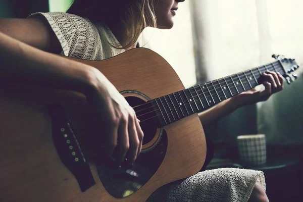 Kız Yalnız Bir Akustik Gitar Çalmak — Stok fotoğraf