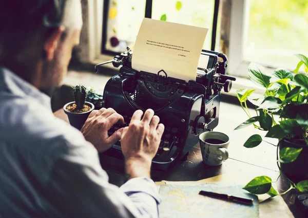 Homem Digitando Uma Máquina Escrever Vintage — Fotografia de Stock