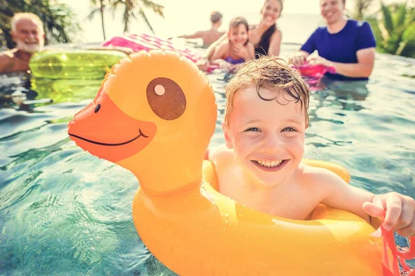 Niño Nadando Una Piscina Con Familia — Foto de Stock