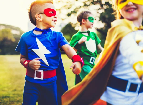 Coloridos Niños Superhéroes Con Superpoderes — Foto de Stock