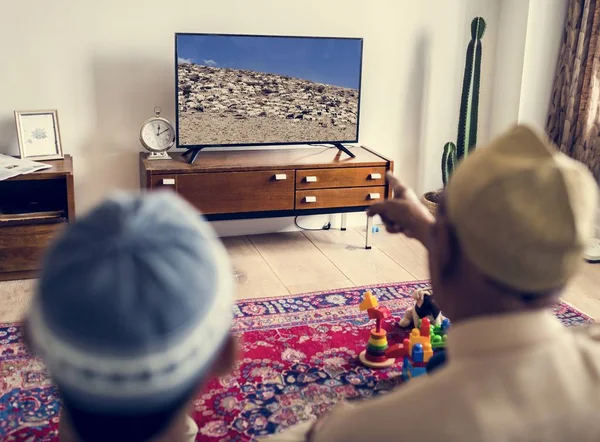 Famille Musulmane Relaxant Dans Maison — Photo