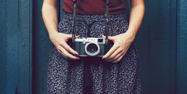 Frau Mit Analogkamera — Stockfoto