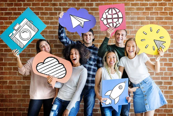 Vrolijke Vrienden Houden Social Media Iconen — Stockfoto