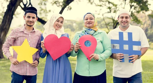 穆斯林家庭持有各种社会媒体图标 — 图库照片
