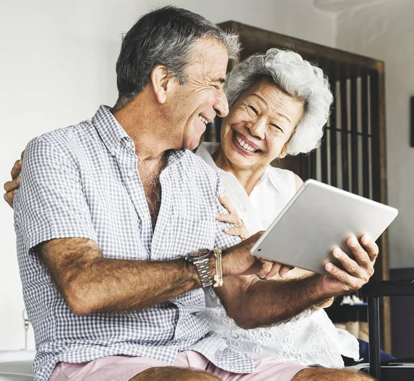 Ouder Paar Met Behulp Van Een Tablet — Stockfoto