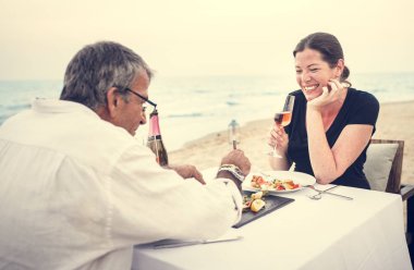 Yemek yemeği sahilde bir çift