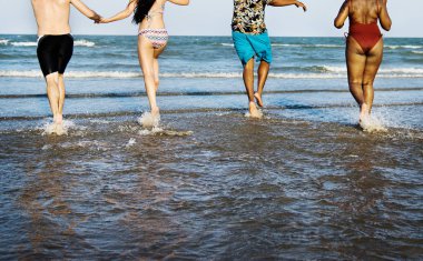 Arkadaşlar yaz sahilde eğleniyor