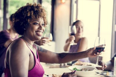 Bir restoranda kutlama arkadaş grubu