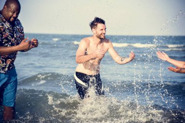 plajda eğlenmek arkadaşlar