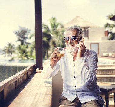 Komuta sizde telefonda içki içiyorum