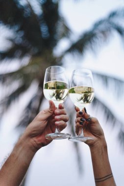 Kumsalda şarap içen çift.