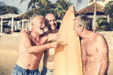 Büyükler arkadaş sahilde