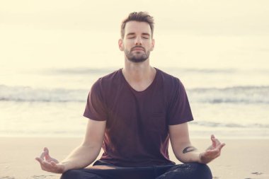 Pratik yoga bir adam