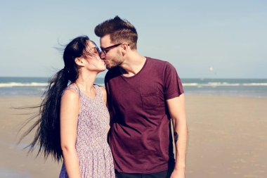 genç bir çift sahilde öpüşme