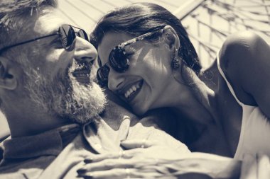 Birlikte bir hamakta dinlenme çift