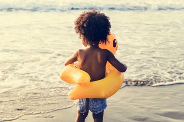 Şirin bebek sahilde ördek tuplü