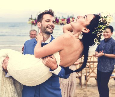 Beach düğün töreninde neşeli yeni evliler