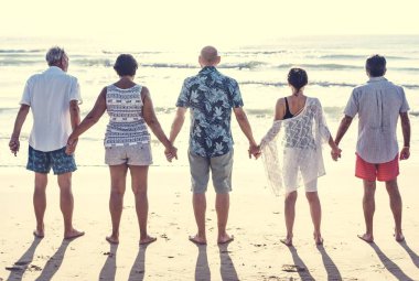 Grup yaşlılar sahilde