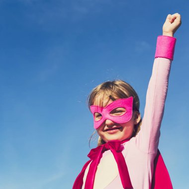Pembe süper kahraman kıyafeti güçlü kız